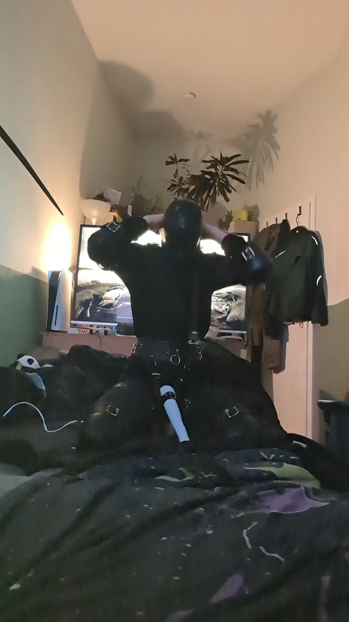 AJ_the_catgirl: Petsuit Wiht Hood Weile Vibed Selfbondage