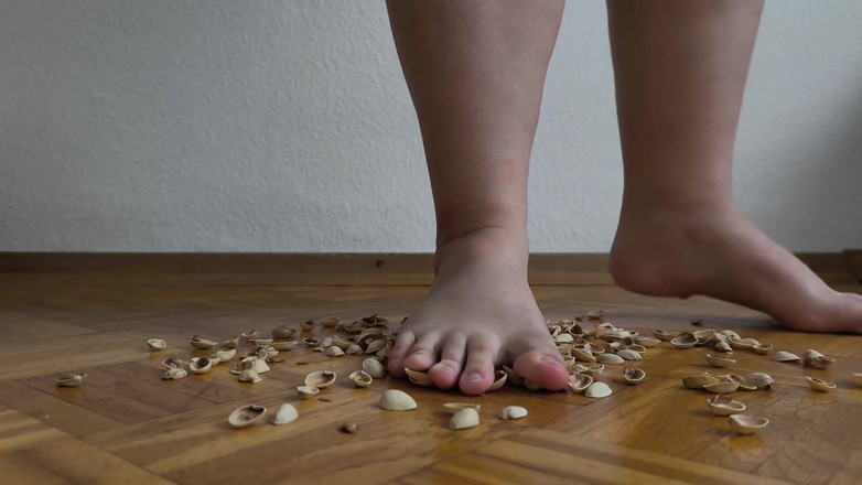Your QueenXoXo: Donna Da 130kg Che Cammina Sul Pistachio Shells - Suoni Croccanti