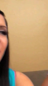 Un tip asiatic fute o milf excitată și o nimfomană dornică să sugă pula