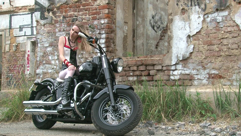 Public Entertainment: Rubia flaca en bicicleta