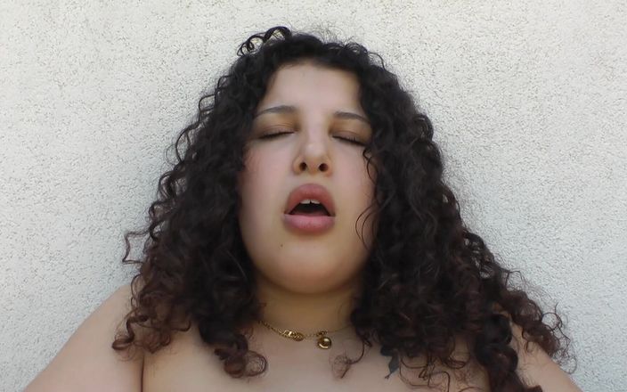 Paris Jango: Peituda menina com peitões se masturba no jardim