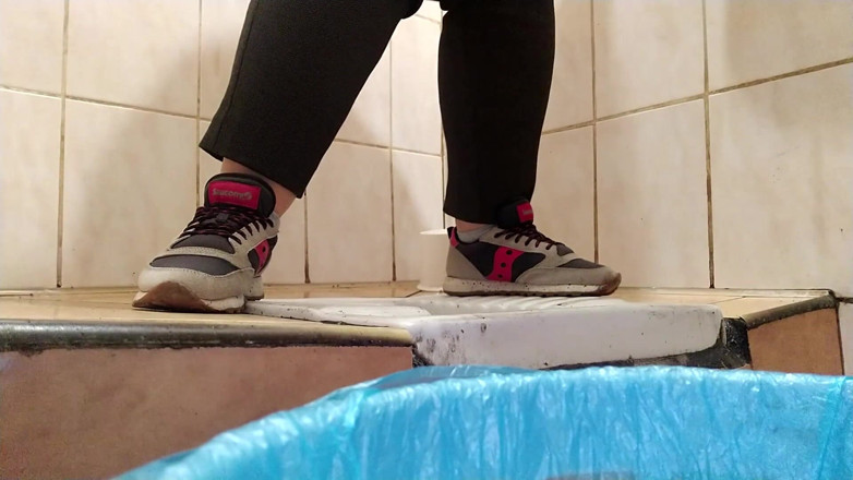 Elena: Bbw-milf pist en veegt haar poesje in een toilet