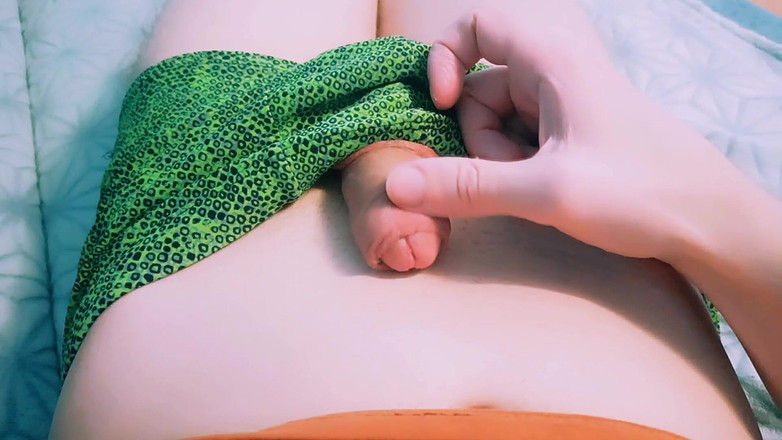 Pasha: Chico En Hermoso Bañador Verde Masajea Eróticamente Su