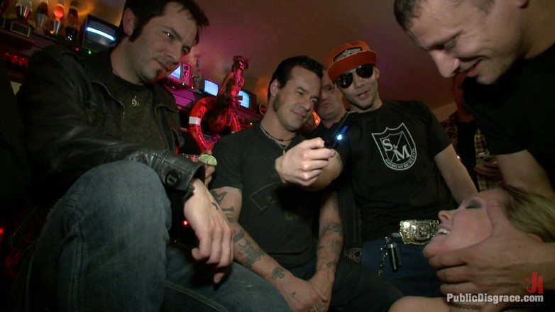 Public Disgrace by Kink: Rain Degrey ejaculează ca un demon într-un bar aglomerat