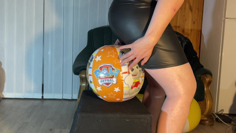 BeachBallsDuo: Велика дупа Люсі в вузьких чорних джинсах знищила 12 пляжних яєць з драконом!