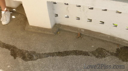 Love 2 Piss: Chica sexy desesperada con orina vesical completa en el balcón