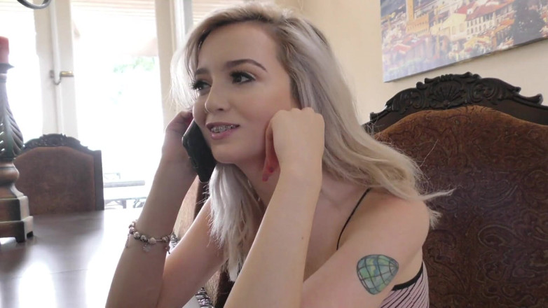 Perv Milfs n Teens: Söt blond Lexi Lore ber om att kasta sin styvfaders...