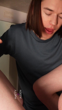 Twink bạn bè đã có một thời gian nghỉ ngơi cà phê và nó biến thành thổi kèn dưới bàn