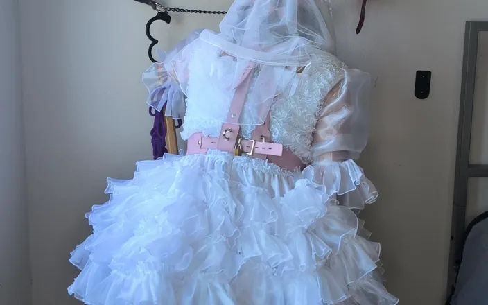 Sissy Candy: Sissy Bride Playing with Lots of Dildos