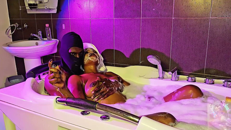 Sexxxy splash official: BBC Guy Gets Sloppy Bathtub Blowjob From Horny Wife
