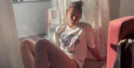 Alex Davey: V tomto videu sedím na podlaze na slunečném ránu bavím...