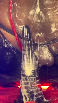 Pantat bahenol cewek ini dicrot di dalam pakai dildo ukuran raksasa sampai lubangnya menganga lebar - pelatihan seks anal