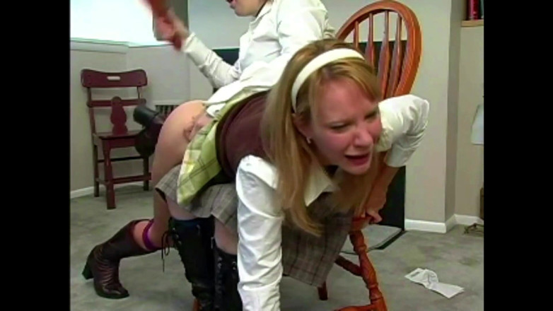 Punished Brats Spanking: Pixie wurde versohlt, da sie ihre versicherungszahlung falsch geführt hat