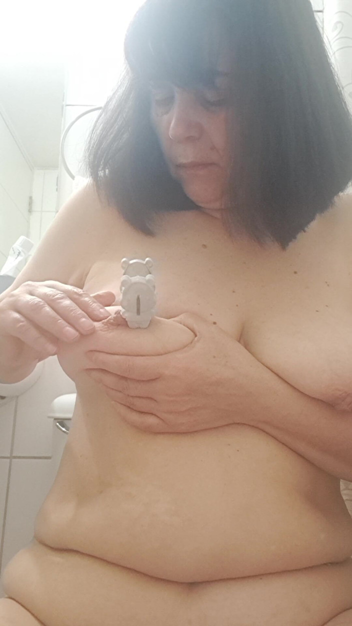 Mommy big hairy pussy: Mamei vitrege îi place să-i atingă sânii