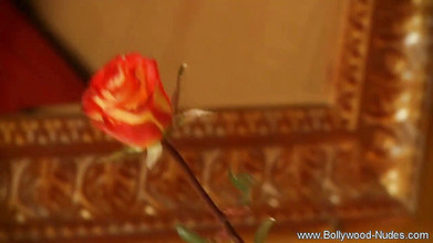 Bollywood Nudes: Krásná indická holka v sólové akci