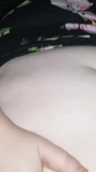 Une grosse bite noire se fait sodomiser en missionnaire, je me caresse le clito