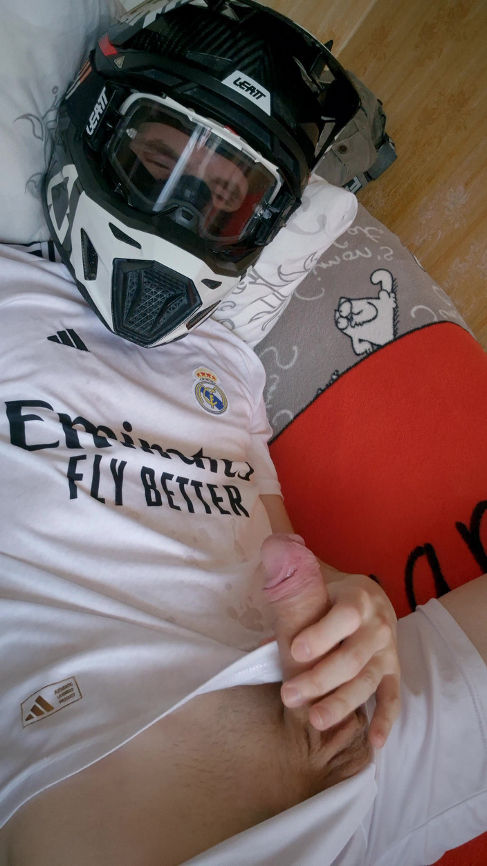 Sneakersmax98: Adam futbol üniforması giyiyor ve sabah dölüyle mxhelmet