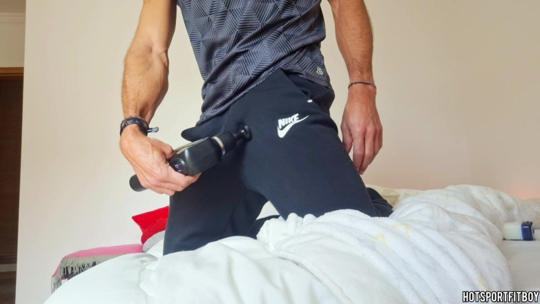 Hotsportfitboy: Saya dapati penggetar otot kawan saya dan menggunakannya pada zakar...
