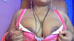 HotGirl21: 브래지어에서 젖탱이를 보여주고 젖탱이를 누르는 소녀