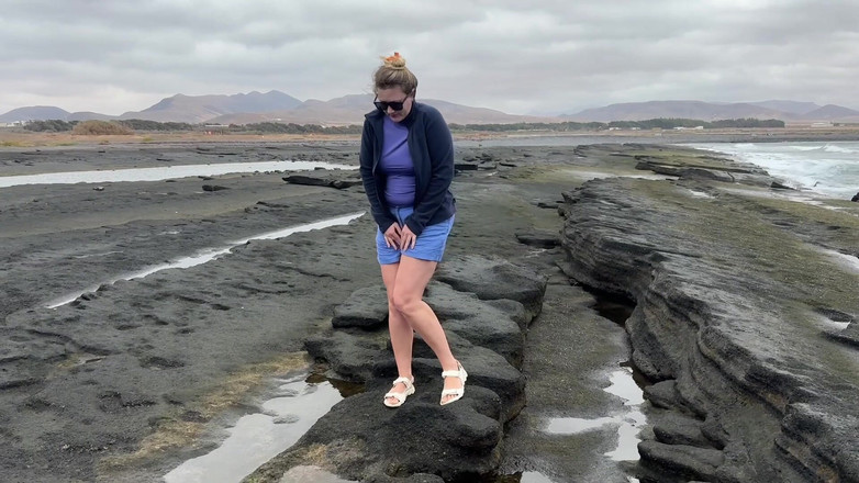 Emma Voyeur: 丰满女孩绝望地撒尿