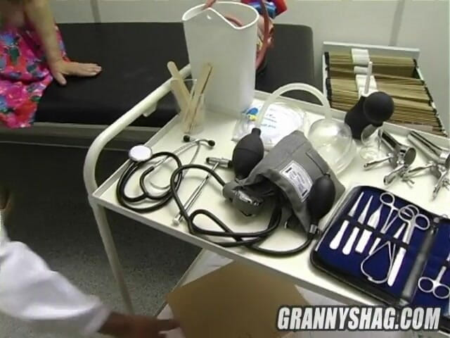 Granny Shag: Il ginecologo è il mio dottore preferito