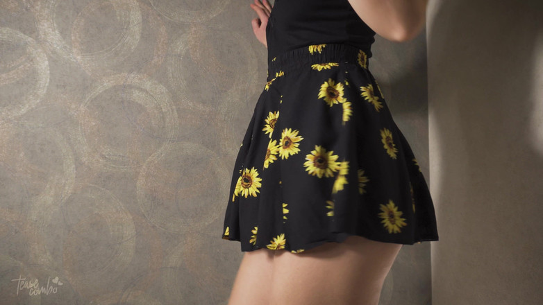 Teasecombo 4K: कमसिन शौकिया नाच रही है और स्कर्ट के नीचे अपनी गांड चमका रही है