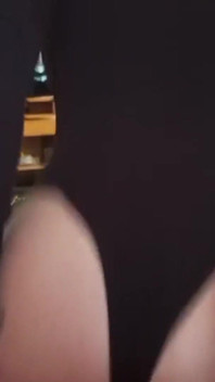 Saya memberikannya blowjob yang bagus dan memintanya mengongkek saya di tingkap hotel