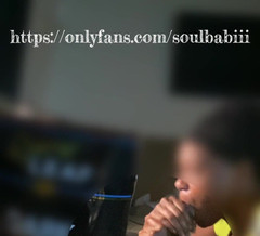 Soul Babiii: Menghisap batangnya semasa dia menonton filem yang saya pasang. Saya...