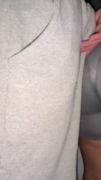 Elle Laisse Un Inconnu Se Toucher Le Cul En Public Et Elle Attrape Sa Bite Bien Dure