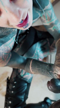 Tätowierter pornostar in high heels fingert sie anal und gibt einen blowjob