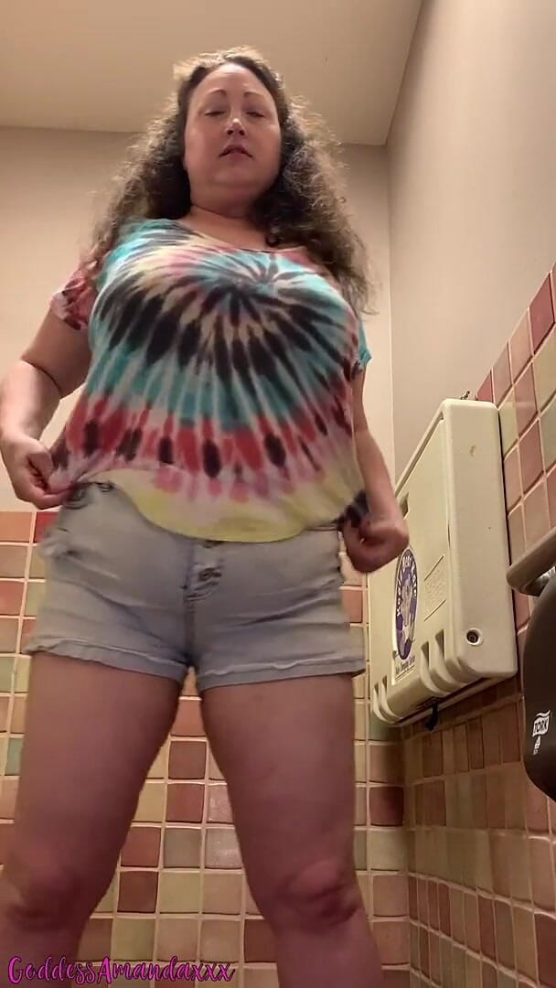 Goddess Amanda: Pissing Goddess for You