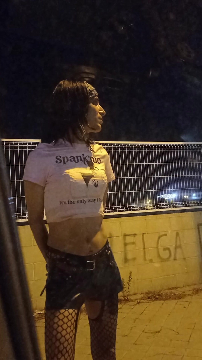 Penelopene27: Crossdresser Fångad utomhus