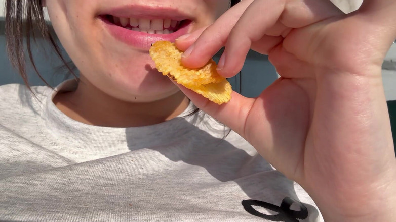 AmayaMori: Dev götlü kız cips torbasında minik bir adam buluyor ve şaşırıyor...