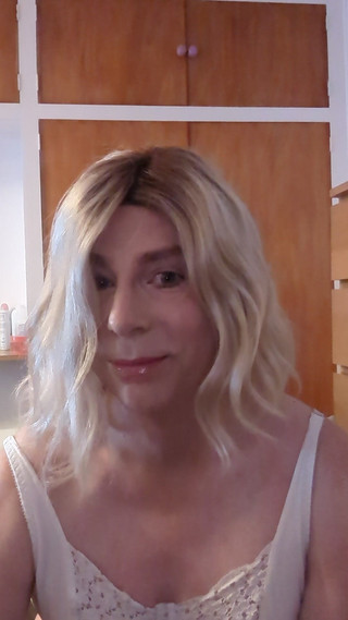 NikkiGee: Chupa mi clítoris, traga mi semen, arrodilla y abre de...