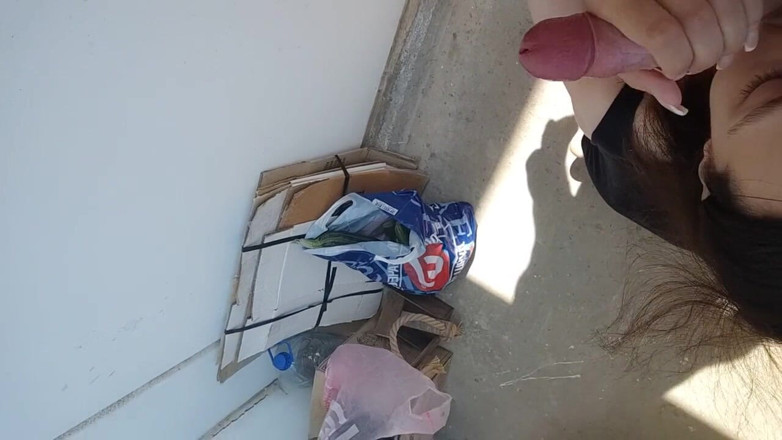 HotFoxyDarya: Muie pe balcon cu spermă pe față și pe gură