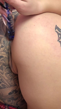 Taylor Nicole, étudiante rousse sexy, se fourre le cul avec un gode !