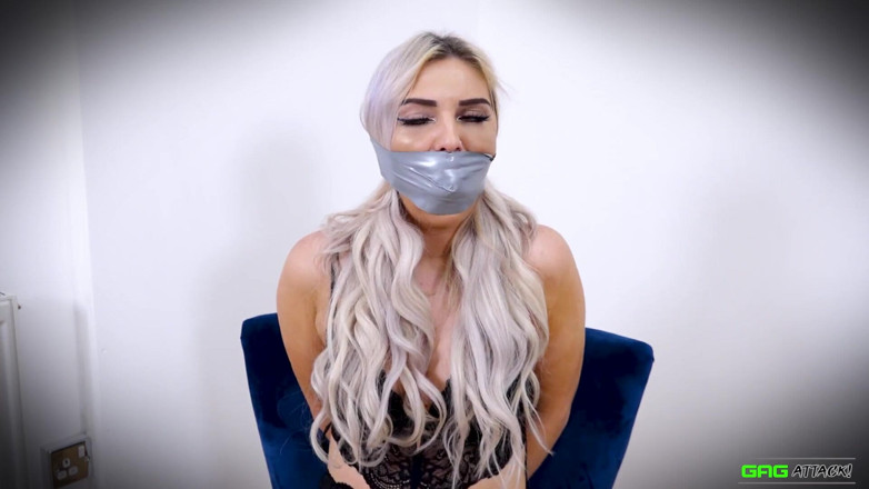 Gag Attack: Roxee - cinta de PVC amordazada