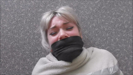 Restricting Ropes: Związana przez swojego porywacza na podłodze