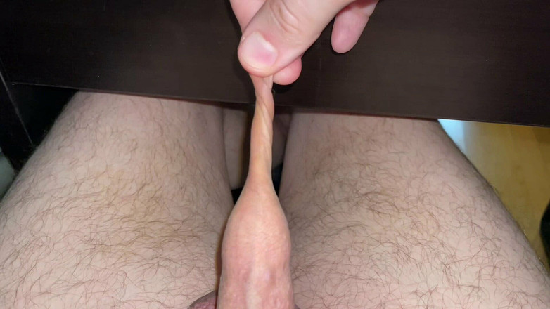 Wichskumpel: Jugando con mi pequeña polla y su largo prepucio