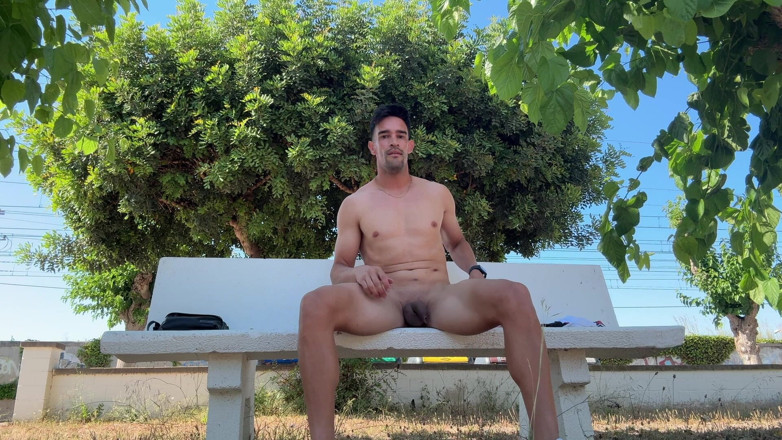 Paul Williams: Latino sexy se dezbracă în parc public și este prinsă