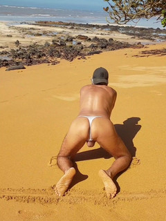 Ladysilvas: Ladysilva Crossdresser mostrando sua bunda quente de calcinha na praia