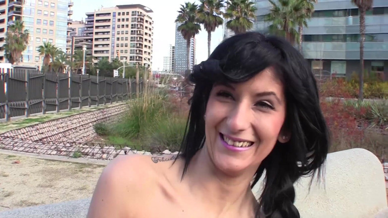 Reality Babes: Getatoeëerde brunette gebeukt in haar natte gaatje