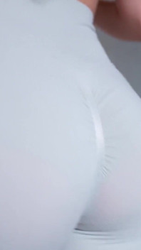 Idealne ciało nastolatka obcisłe legginsy przymierzają haul