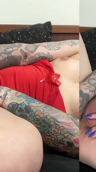 Fată transsexuală tatuată care se joacă cu gaura și pula ei