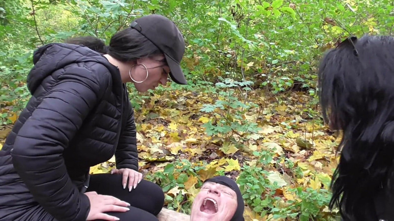 Femdom Austria: 숲에서 침 뱉기