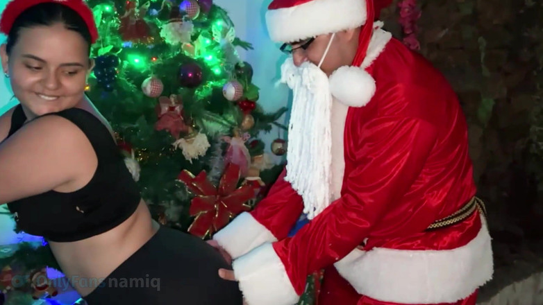 NamiQsein: 暖炉からサンタが降りてきて、義理の妹とセックスする