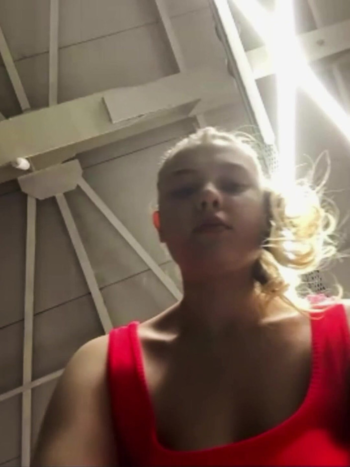 JuiceLussie: Sexy trénink v tělocvičně v legínách