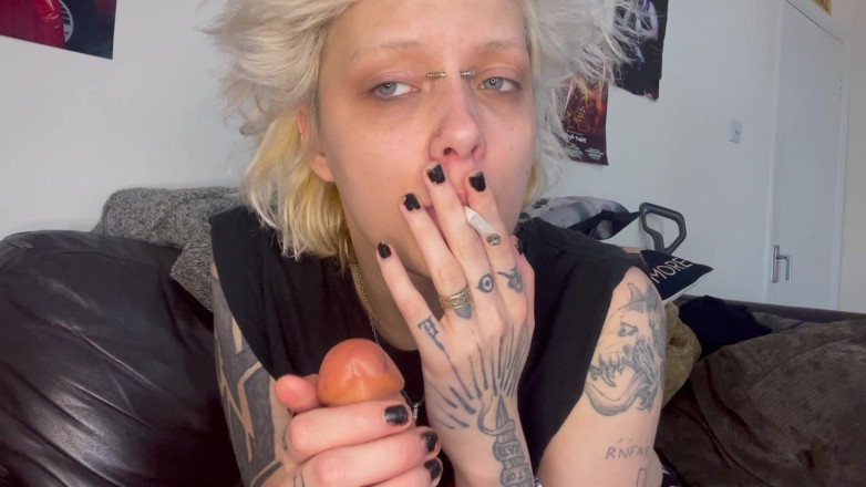 Glitterqueen1999: Melancap senyap, joi blowjob, meludah lidah panjang
