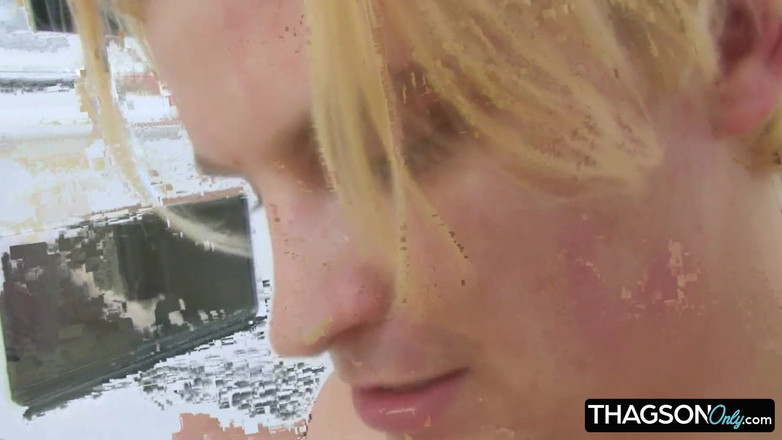 THAGSON ONLY: Gorąca brunetka MILF uwodzi młodego ogiera w kuchni