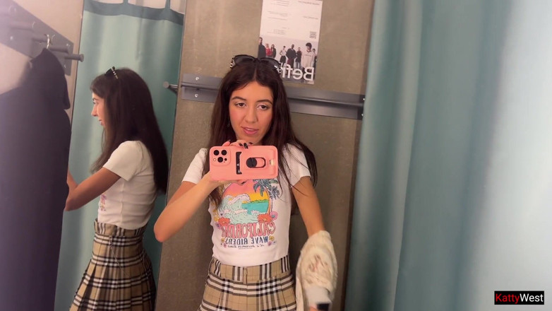 Katty West: Katty West在更衣室里淫荡，在马桶里抚摸和撒尿